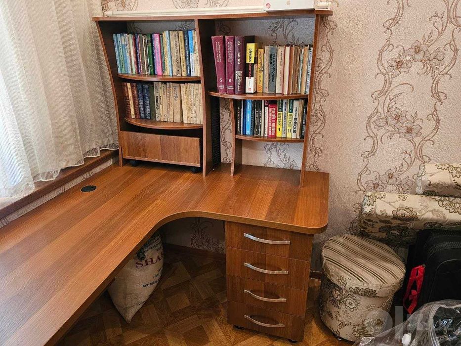 Шкаф для комнаты. Компьютерный стол. Кровать