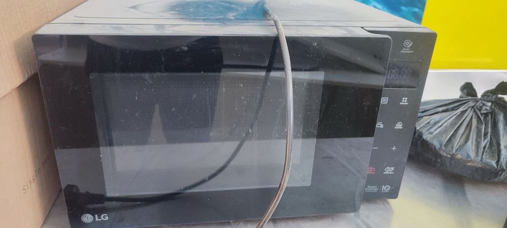 Mikroto'lqinli pech sotiladi