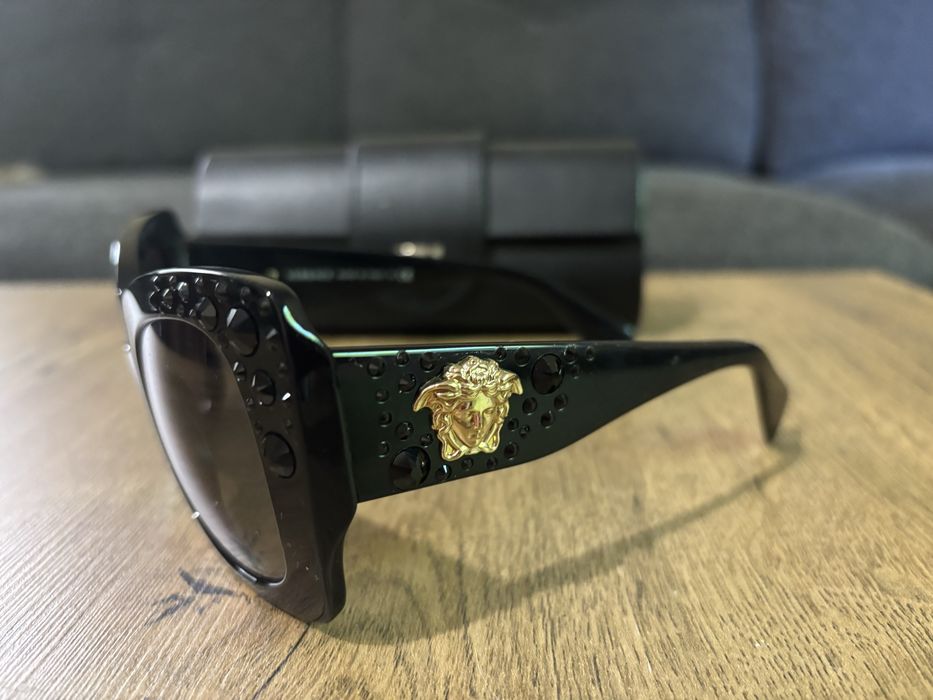 Продавав versace нови  с камъни и голямо лого