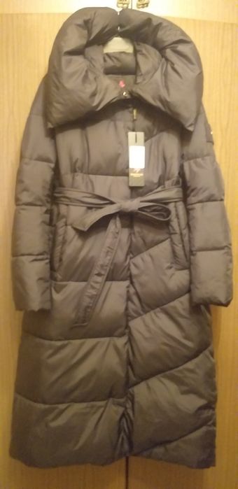 Зимний черный пуховик.