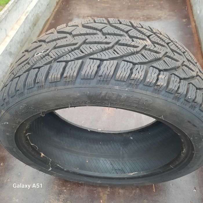 225 45 R17 94V Taurus