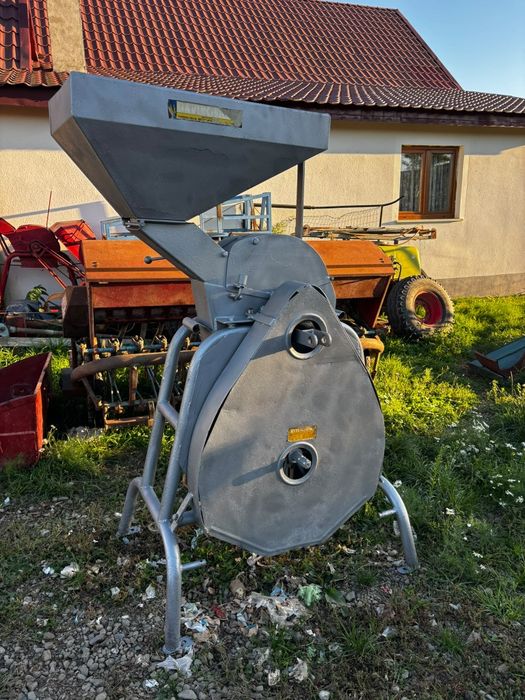Moara cu ciocanele după tractor