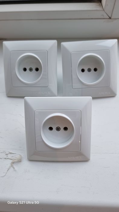 Продам розетки Anura
