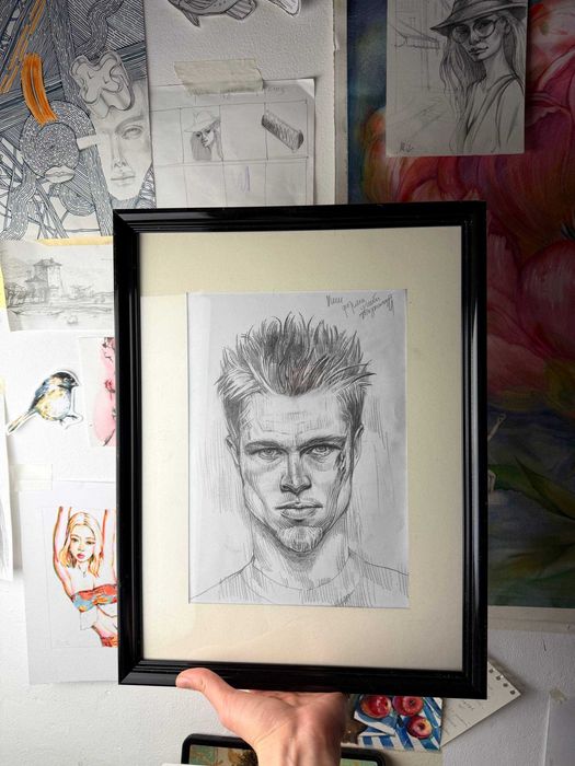 Portretul lui Brad Pitt într-o ramă, din filmul Fight Club.