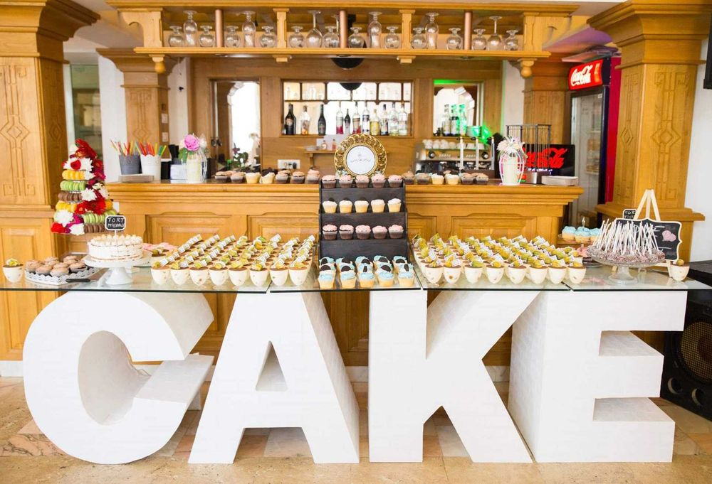 Masa Candy Bar in forma de litere CAKE