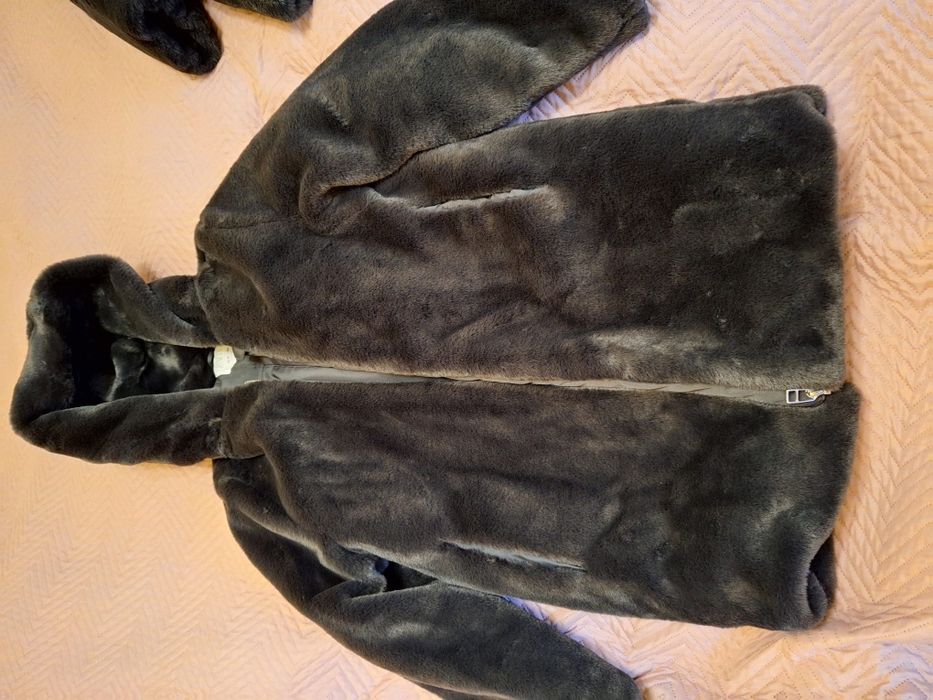 Vind 2 haine pentru fete, firma Zara, din blana artificiala