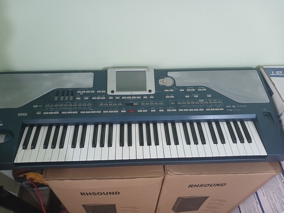 Vând Korg PA800 pentru piese