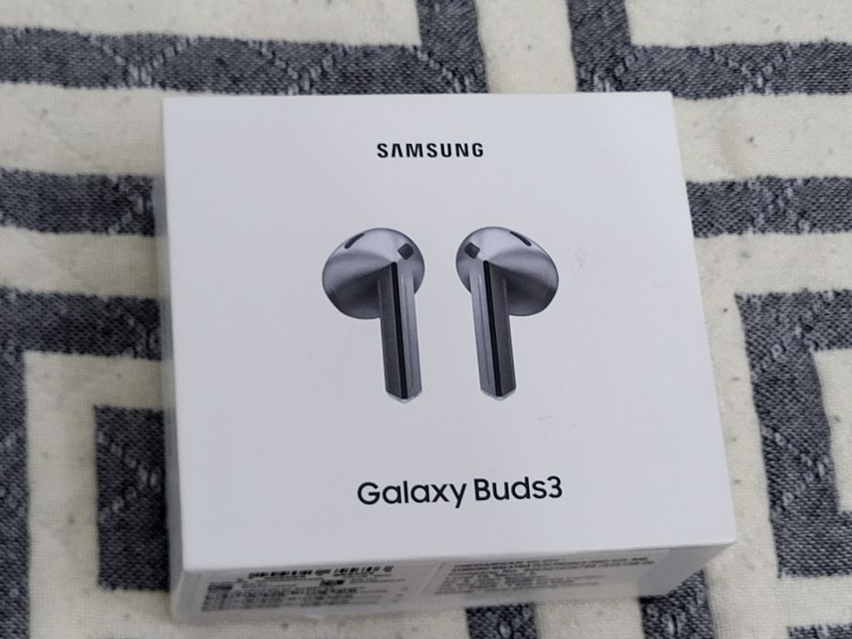 Samsung buds 3 .