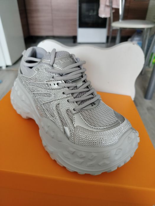 Продам новые кроссовки