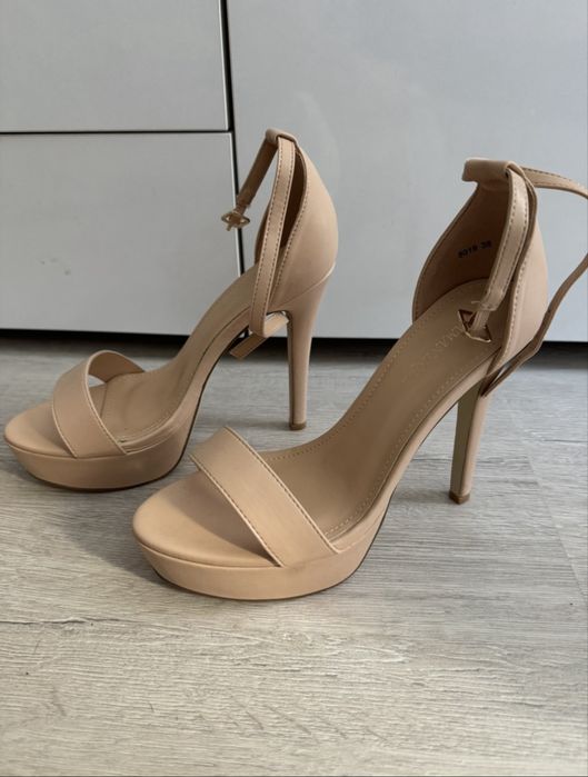 Нови сандали на ток