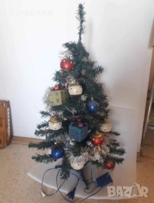 Коледна украса - елха, лампи, свещници