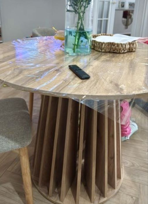 Стол обеденный современного стиля