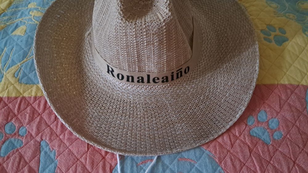 Продаются шляпы.