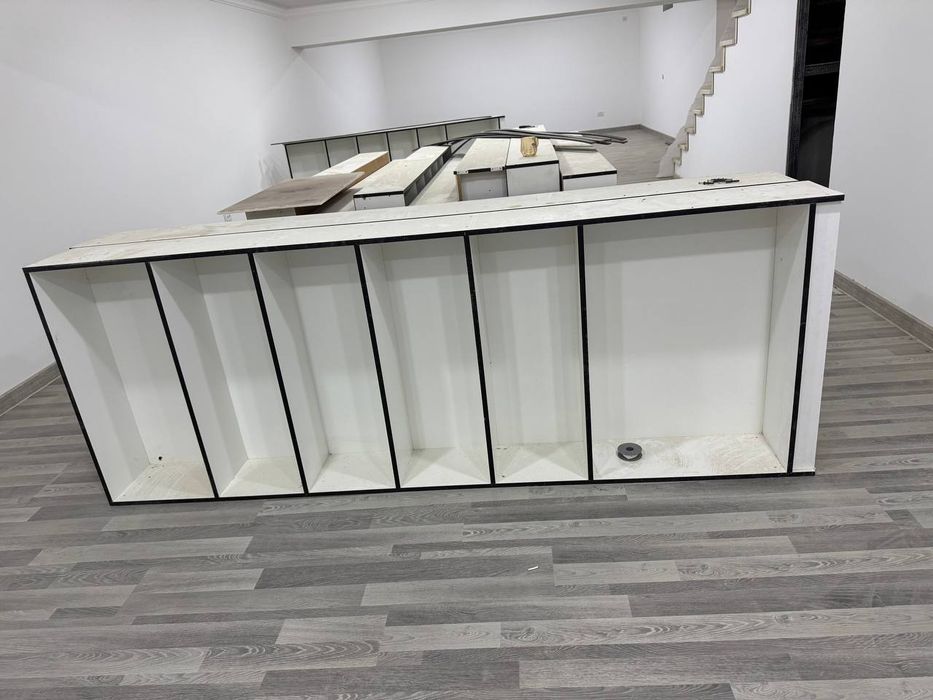 Продаются полки шкафы для магазина.