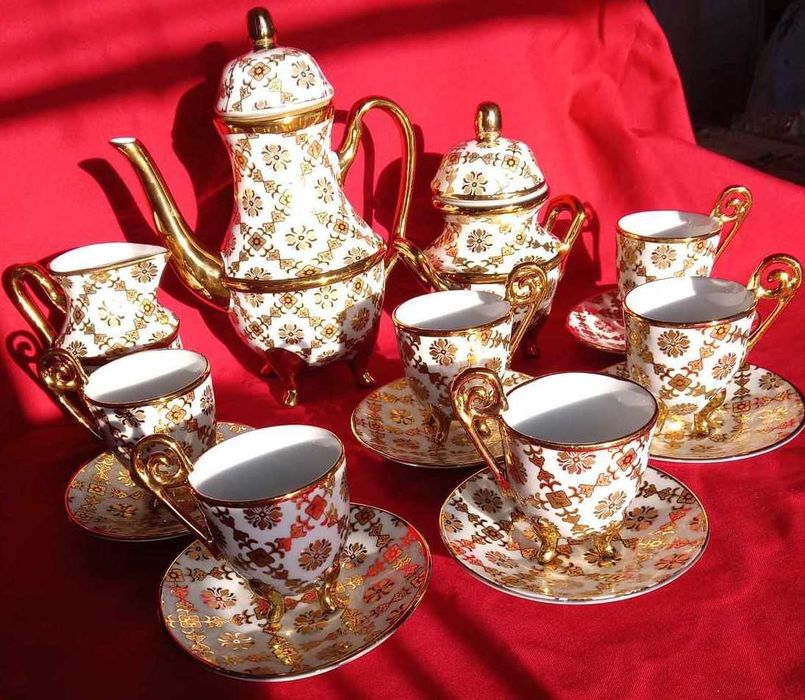 Сервиз за кафе с много позлата