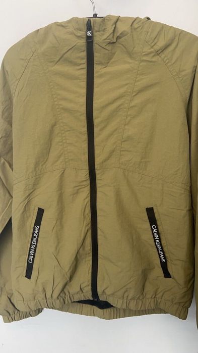Продавам ветровка на calvin klein за дете до 12години!якето е за момче