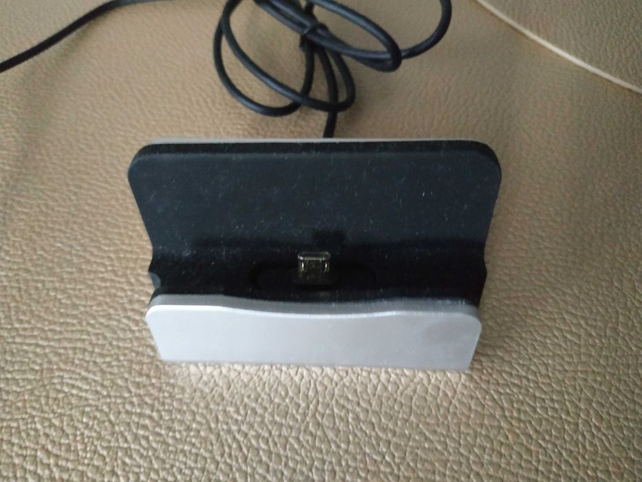 Зарядно стойка микро usb