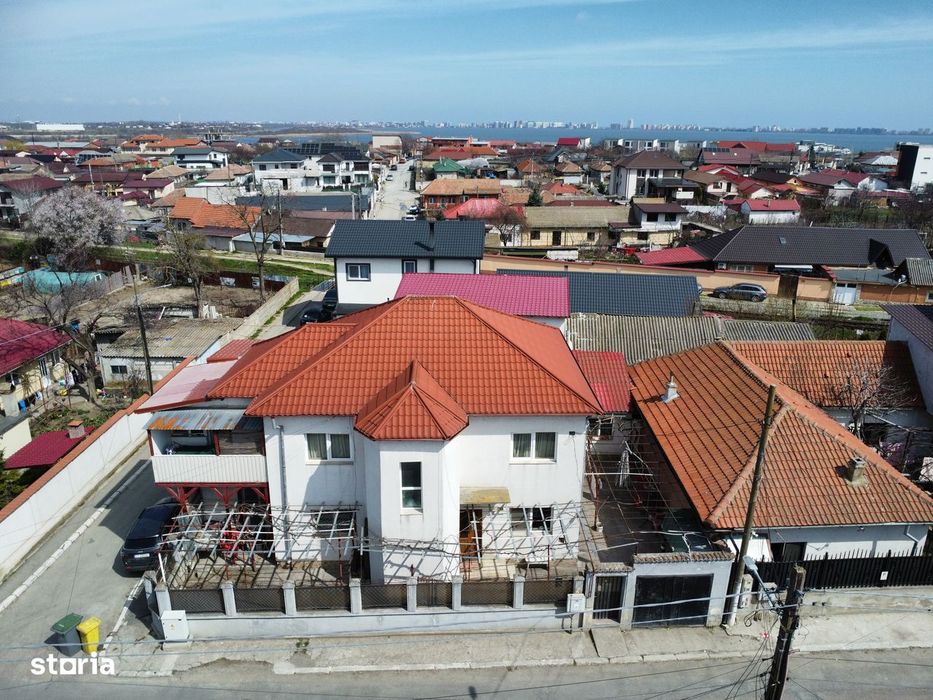 Casa+ garaj și curte, Ovidiu central: 7 camere, 2 intrări, 2 bucătării