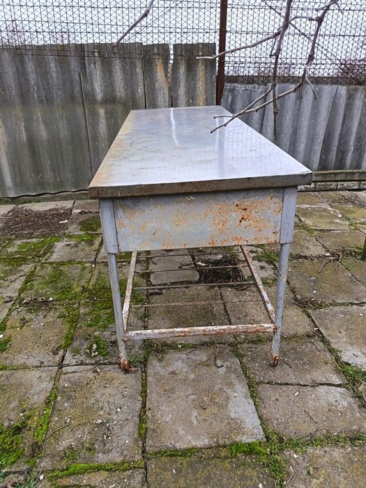 Vând masa de inox cu picioare de fier are 2 .10 m  800 Ron