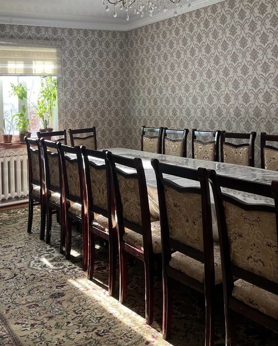 Қонақ бөлмеге стол орындактармен