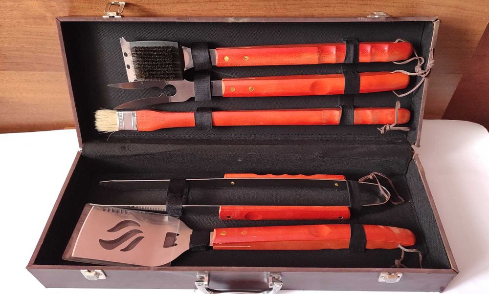 Комплект големи масивни кухненски прибори за готвене в дървен куфар