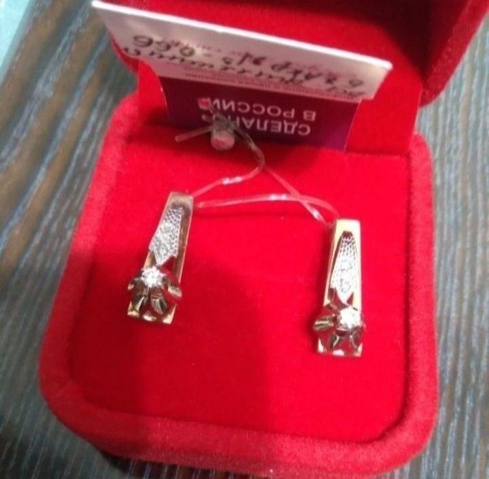 Продам золотые серьги с англиским замком.