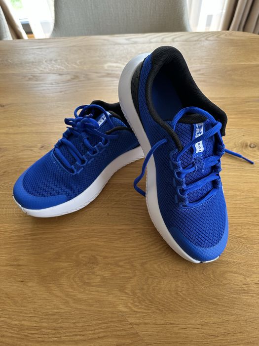 Продавам чисто нови детски маратонки Under Armour Surge 4 - 39 номер