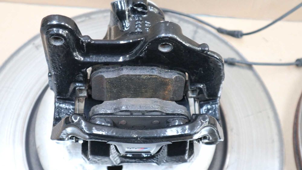 Черни апарати и дискове БМВ Г30 Г11 Г14 Г15 Г05 М-спорт спирачки БМВ