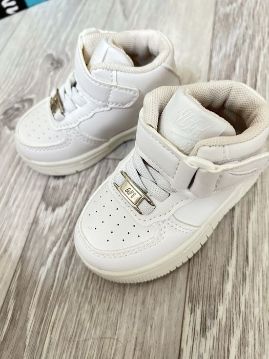 Продам детские кроссовки