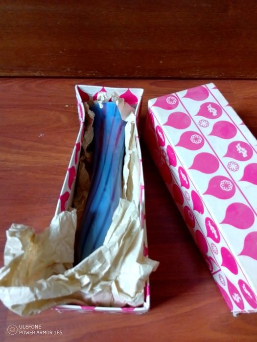 Продавам ваза от опушено стъкло 25см.