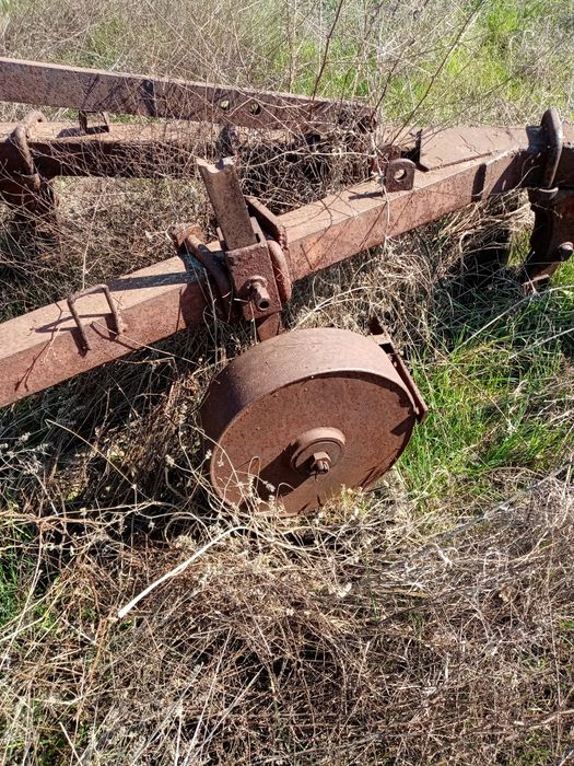 Плуг с четири корпуса за юмз