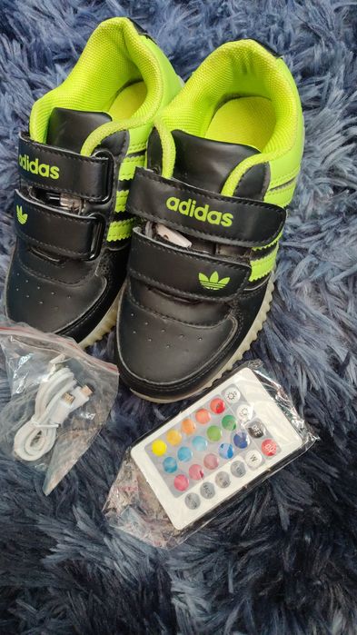 Продам кросовки на мальчика светятся на пульту управления