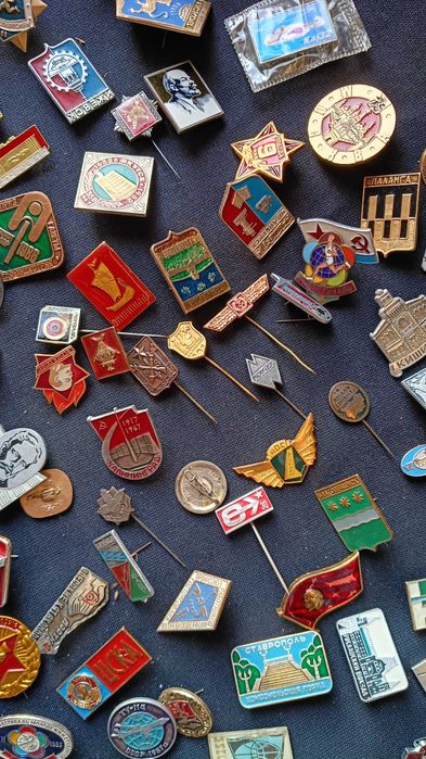 cateva sute de insemne militare insigne si decoratii URSS