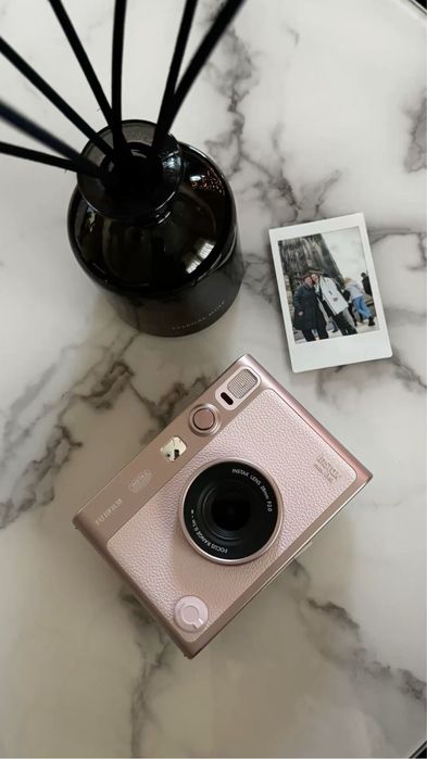 продам Instax Mini Evo в розовом цвете