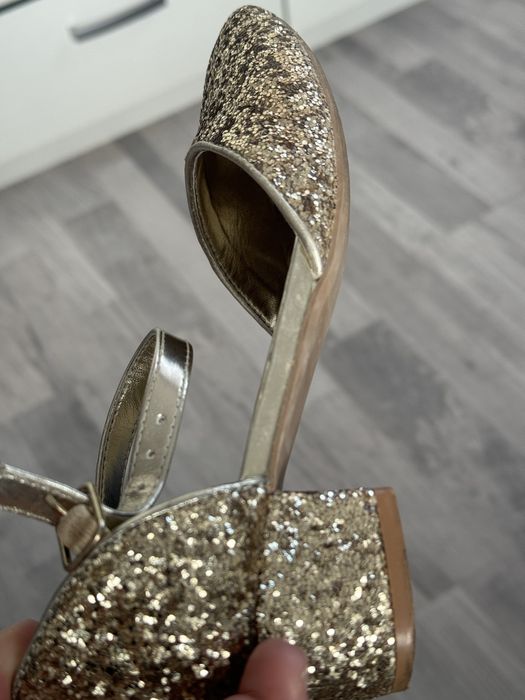 Продам нарядную обувь на девочку