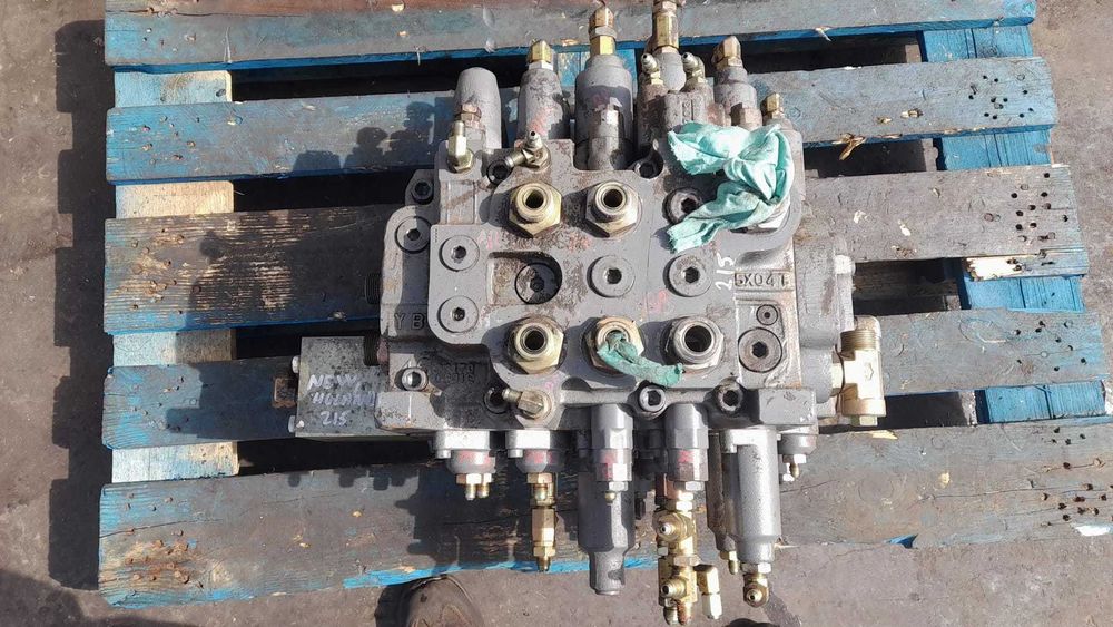 Distribuitor hidraulic New Holland E215 - Piese de schimb New Holland