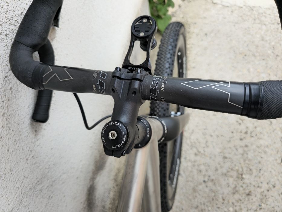 Титаниев гравел велосипед Електронен Монтаж Sram Rival Карбонови капли 56см рамка