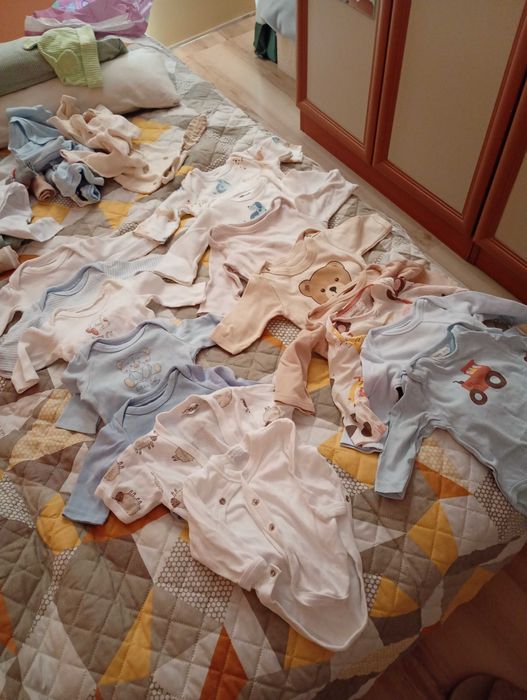 Продавам бебешки дрешки