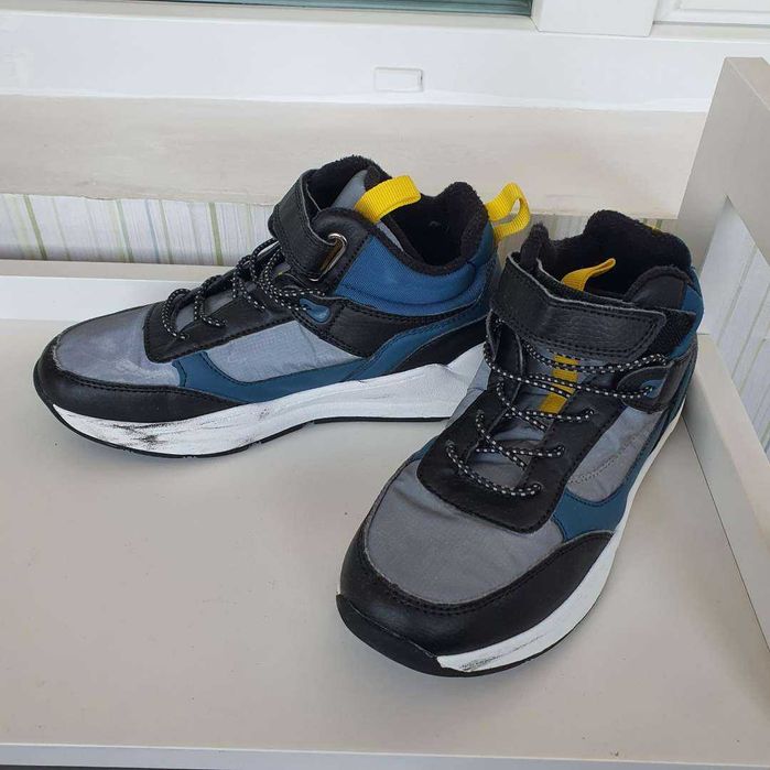 Детски спортни обувки