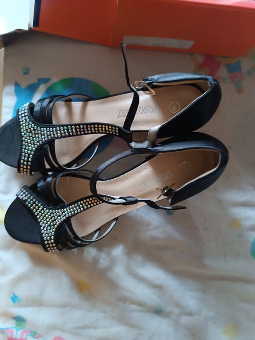 Vand încălțăminte femei și bărbați  în stare buna  cuzme catwalk mărime 38  preț  300 Ron sandale noi  cu stras  preț 100 Ron  mărime 36