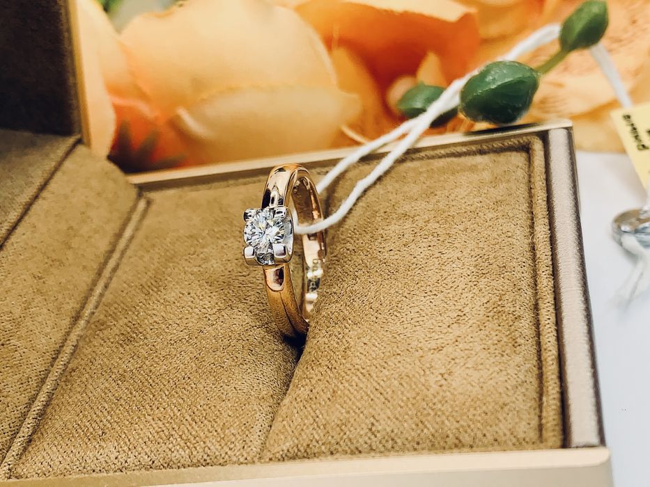 Нежное золотое кольцо с бриллиантом посередине модели «Одноглазка»