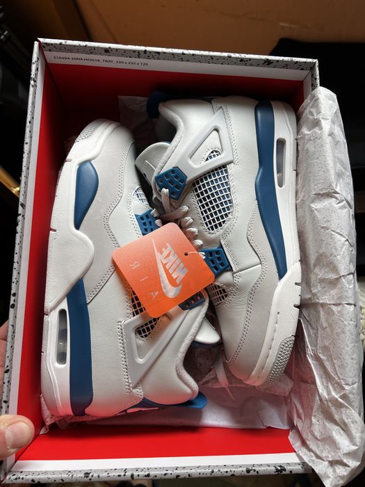 Jordan 4 Retro “Military Blue” (2024)