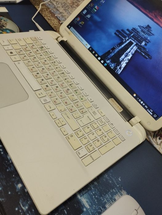Assalom alekum Noutbok Sotiladi Komplekt Toshiba holati yaxwi