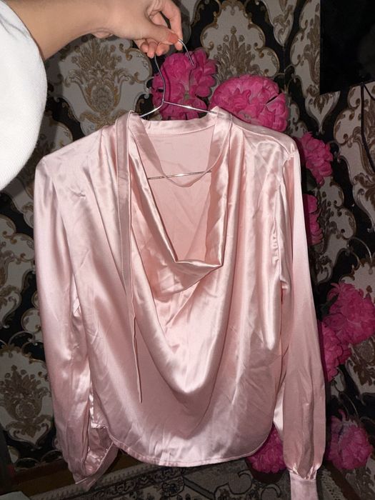 Женская кофта розового цвета