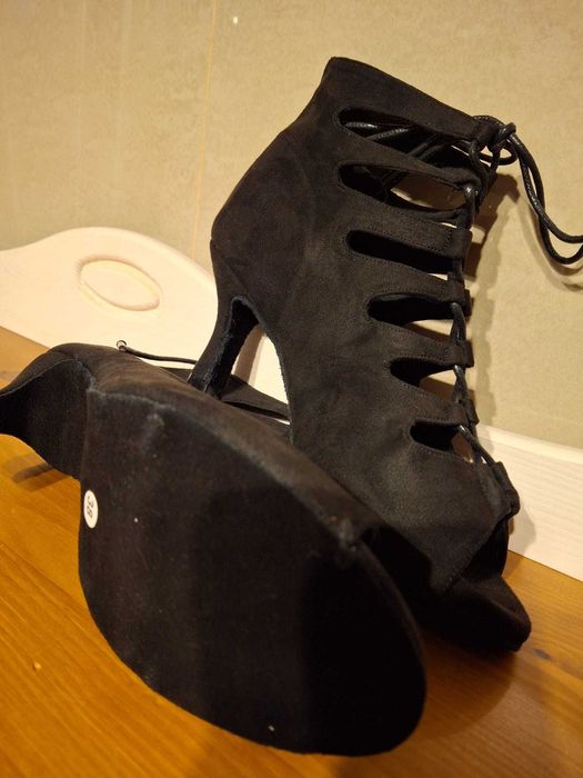 Ghetute/Pantofi dans noi marimea 37, talpa de dans toc 7 cm.