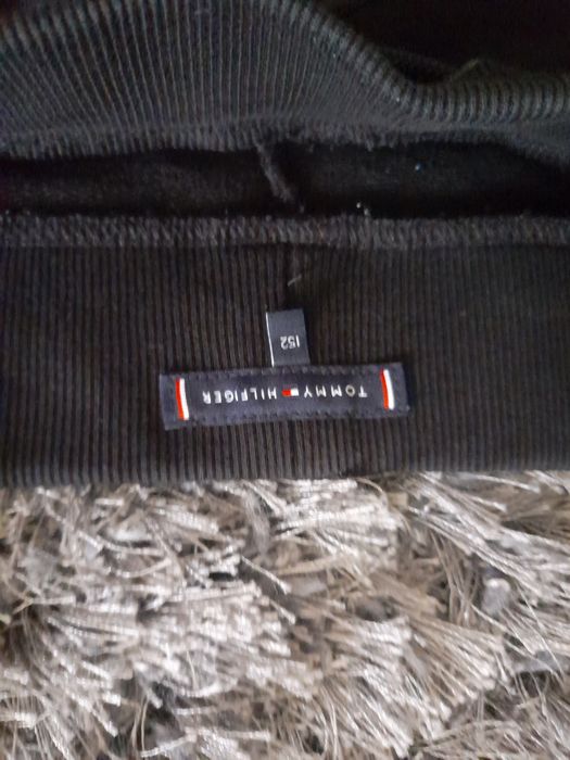 Vând pantaloni scurti tommy