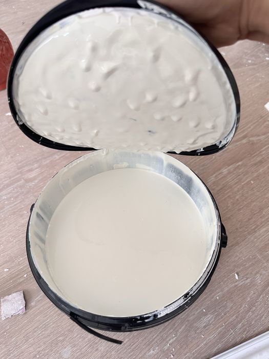 Колерованная краска новая