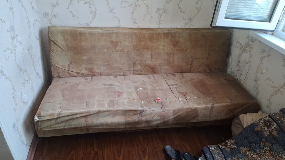 Продам диван и 2 шерстяных ковра
Продаются:
Б/у диван (состояние как н