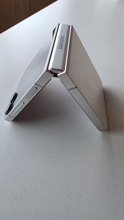 Samsung Galaxy Z Flip7 FE 128GB ca nou + husă originală