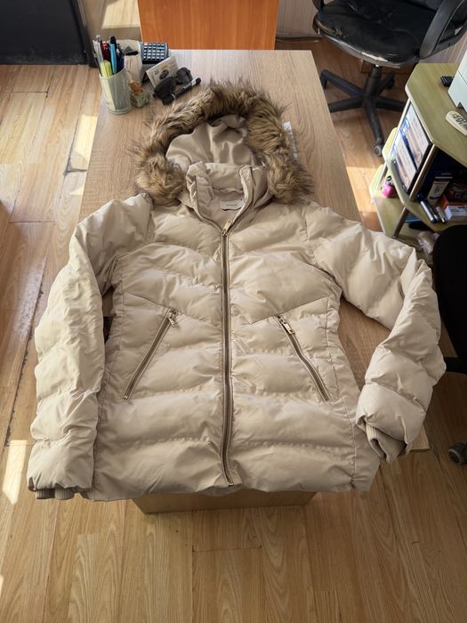 Продавам два броя зимни якета за момичета